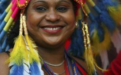 抱着边走边撞水流了一地的视频